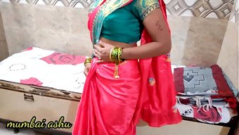 જુઓ કેવી રીતે હું મારી દેશી ભાભીને રડાવું છું, જ્યારે હું મારી જાડા લંડને એની ચુતમાં જોરથી હલાવું છું.