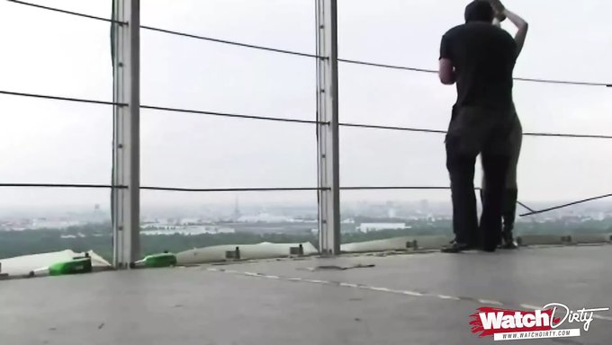એમીનું Bdsm સાહસ તેના મિત્રના બોન્ડેજ સાધનો સાથે.