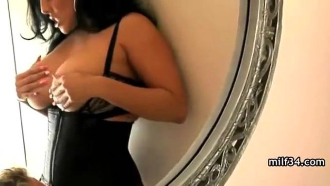 હોર્ની Milf હાર્ડકોર વિડિઓમાં મોટા કોક પર લેતી જાય છે