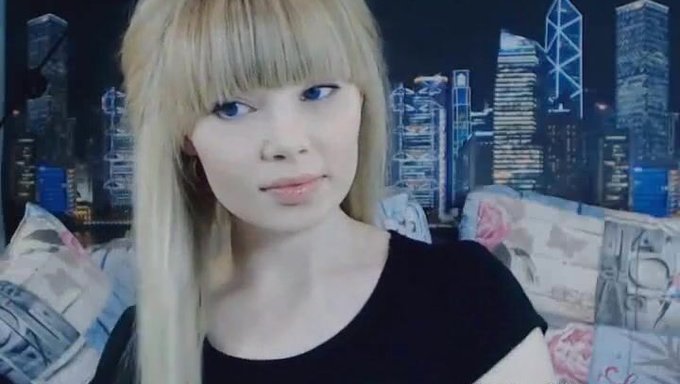 કોલેજ સ્ટુડન્ટ બેબ ડોર્મ રૂમમાં સેક્સ ટોય સાથે આનંદ લે છે