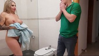 શાવરમાં ગરમાવો વધી જાય છે, જ્યારે મારી મોટી છાતીવાળી બ્લોન્ડ સ્ટેપમમ મને ચોદવા દે છે.