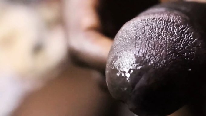 Milf અને 18 વર્ષની વયની ગરમ અને ભારે 69 ક્રિયામાં