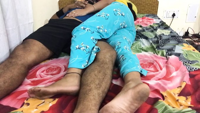 પક્ષીની કોલેજ ગર્લ તેમના નાના ભાઈને મોહિત કરે છે અને ચોદવે છે