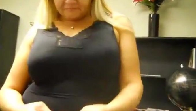સુંદર સ્તનો સાથે એક બ્લોન્ડ Milf અને વેબકેમ શો