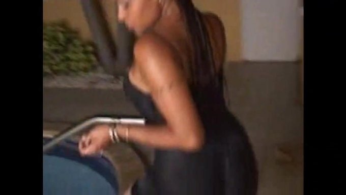 બ્લેક એબોની મોડલ બેડમાં એક સુંદર પુરુષ સાથે